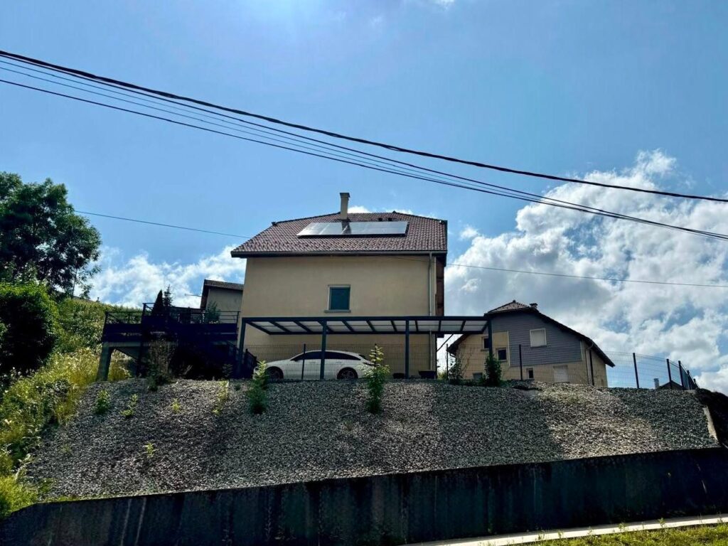 Installation photovoltaïque – maison à flanc de coteau