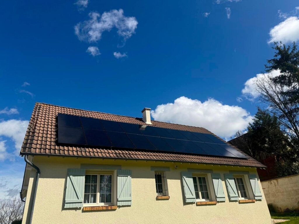 Installation photovoltaïque – maison aux volets bleus