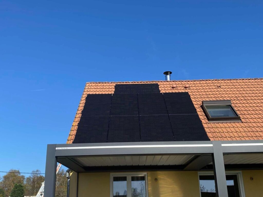 Installation photovoltaïque – maison avec pergola