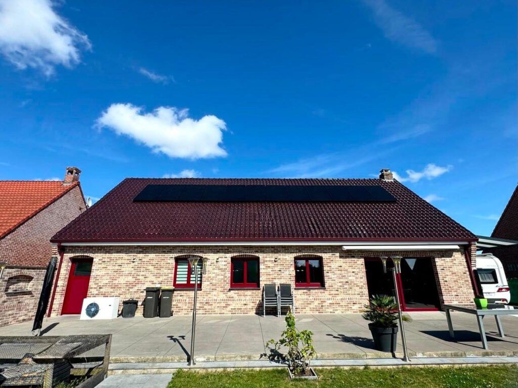 Installation photovoltaïque – maison en briques rouges