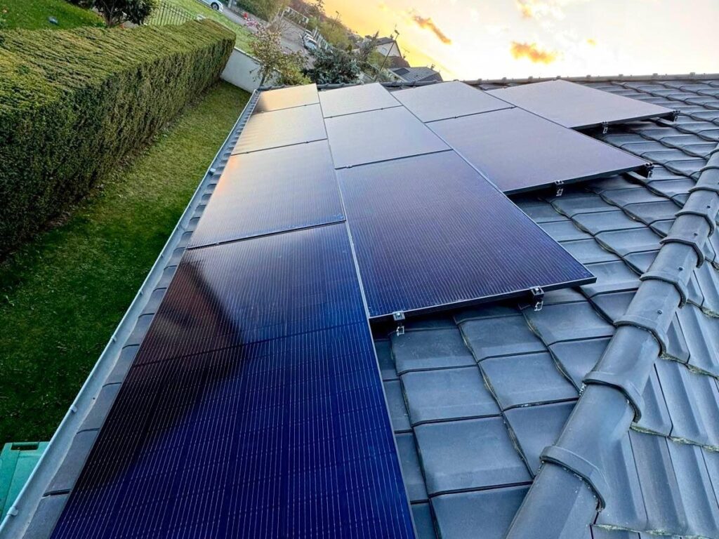 Installation photovoltaïque – toiture en ardoise et jardin paysager