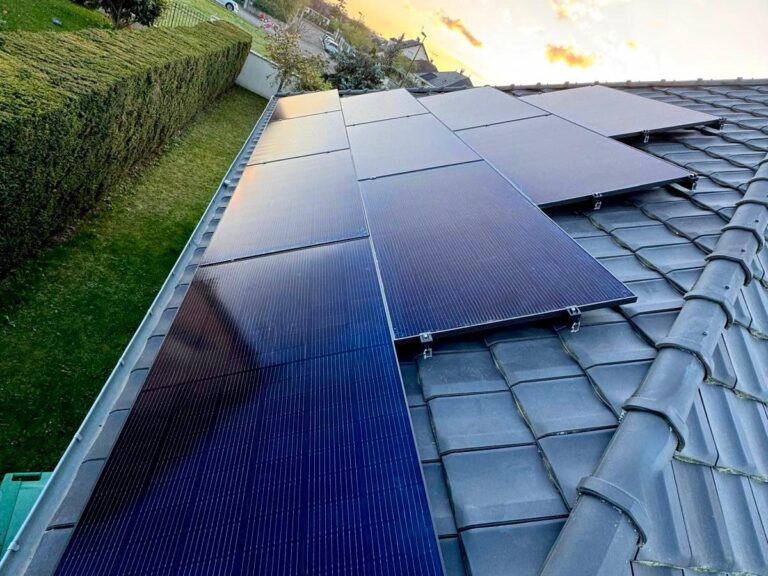 Installation photovoltaïque – toiture en ardoise et jardin paysager
