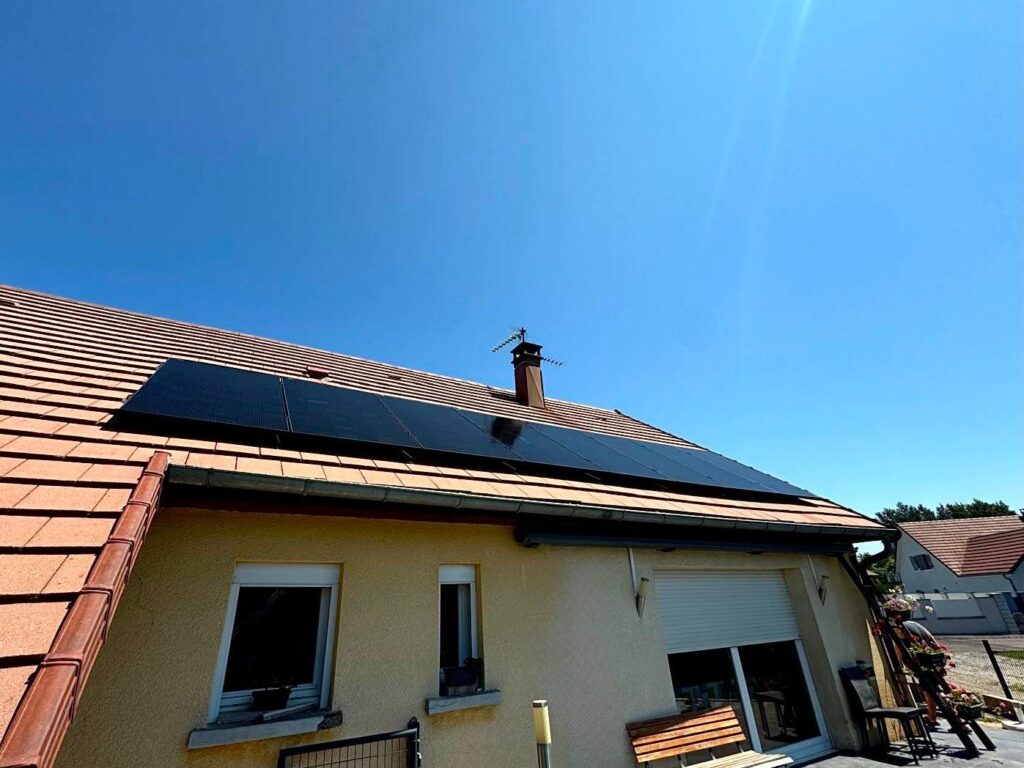 Installation photovoltaïque – toiture en tuiles et terrasse