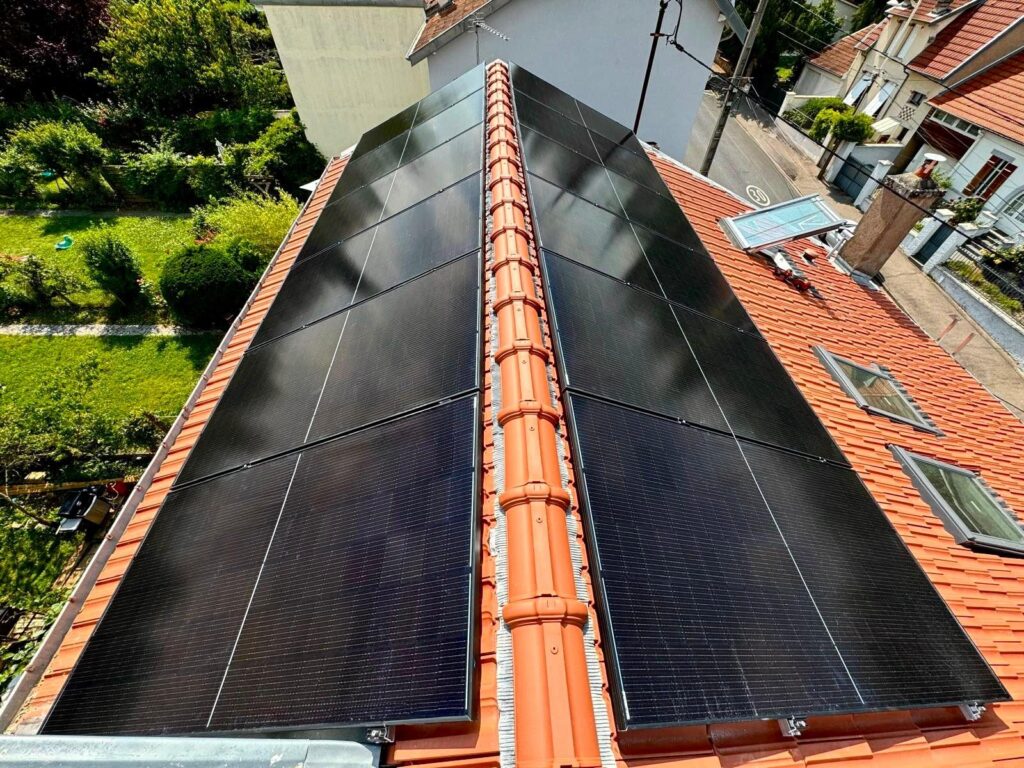 Installation photovoltaïque – vue aérienne d&rsquo;une toiture en tuiles