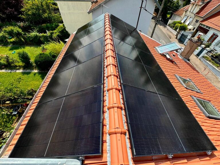 Installation photovoltaïque – vue aérienne d'une toiture en tuiles