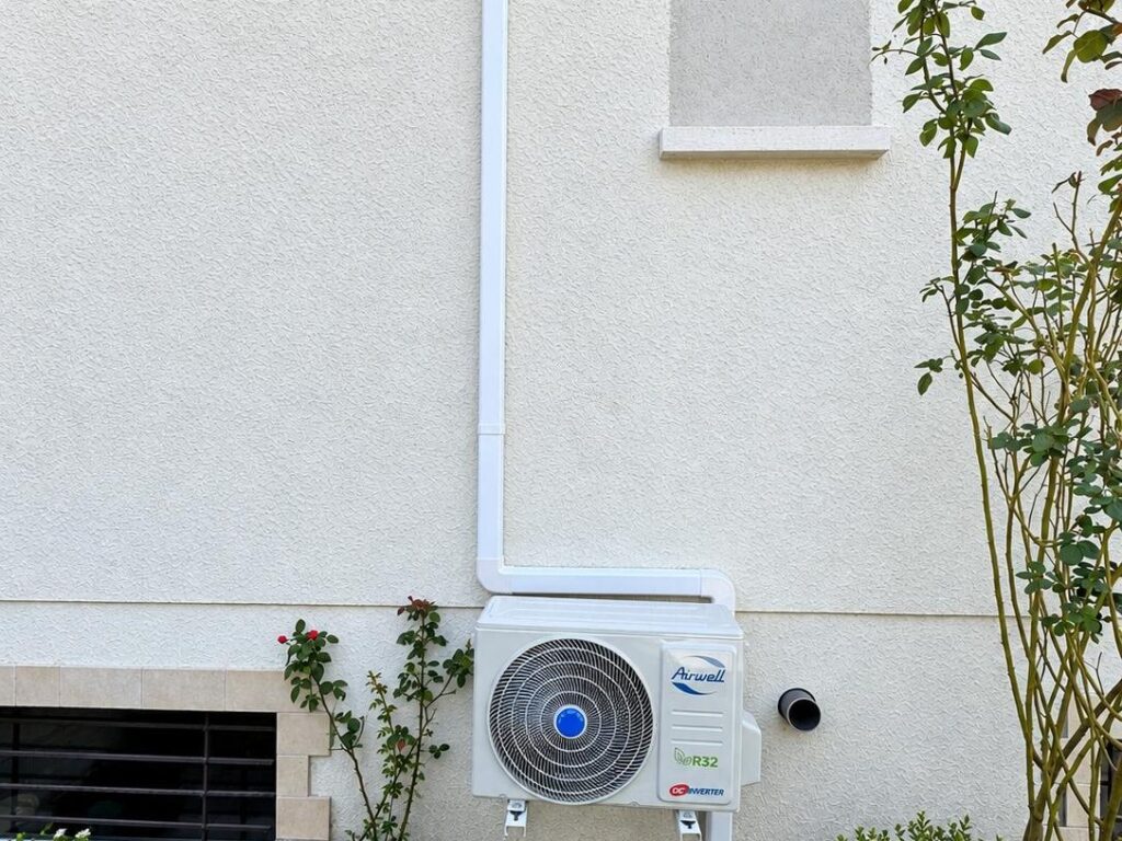Unité extérieure Airwell R32 au jardin