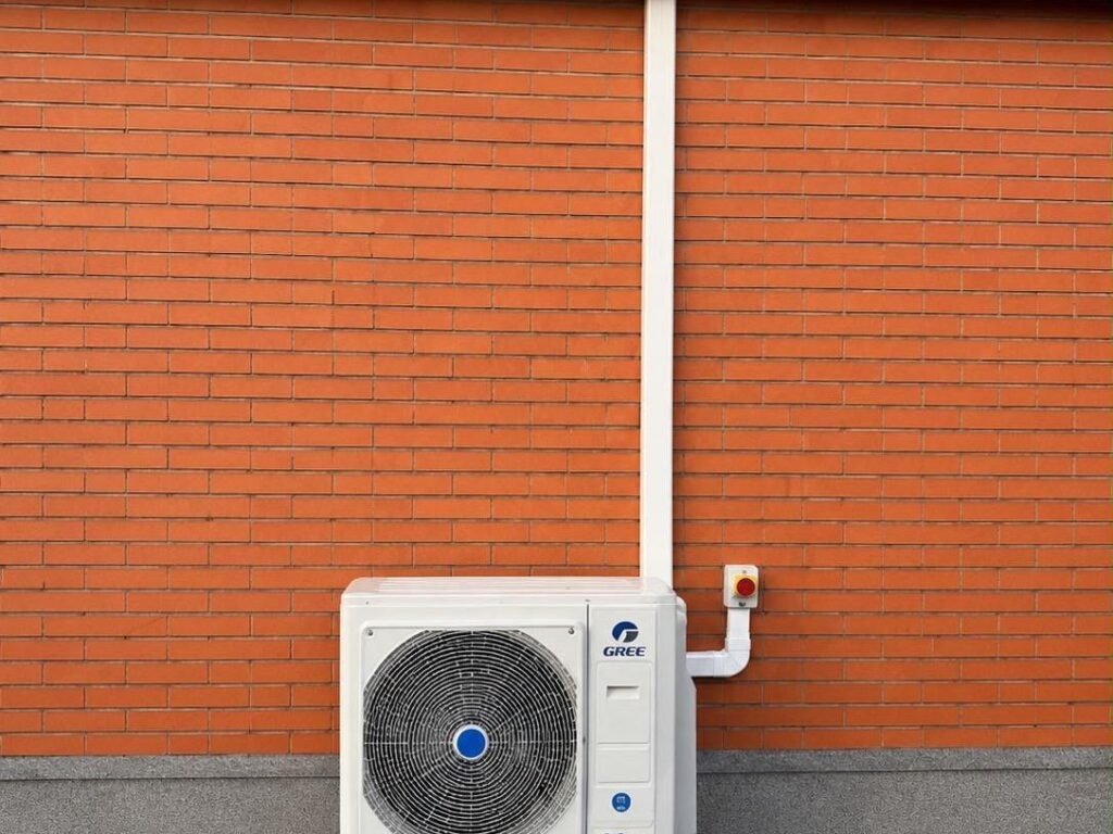 Climatisation et radiateur dans une chambre