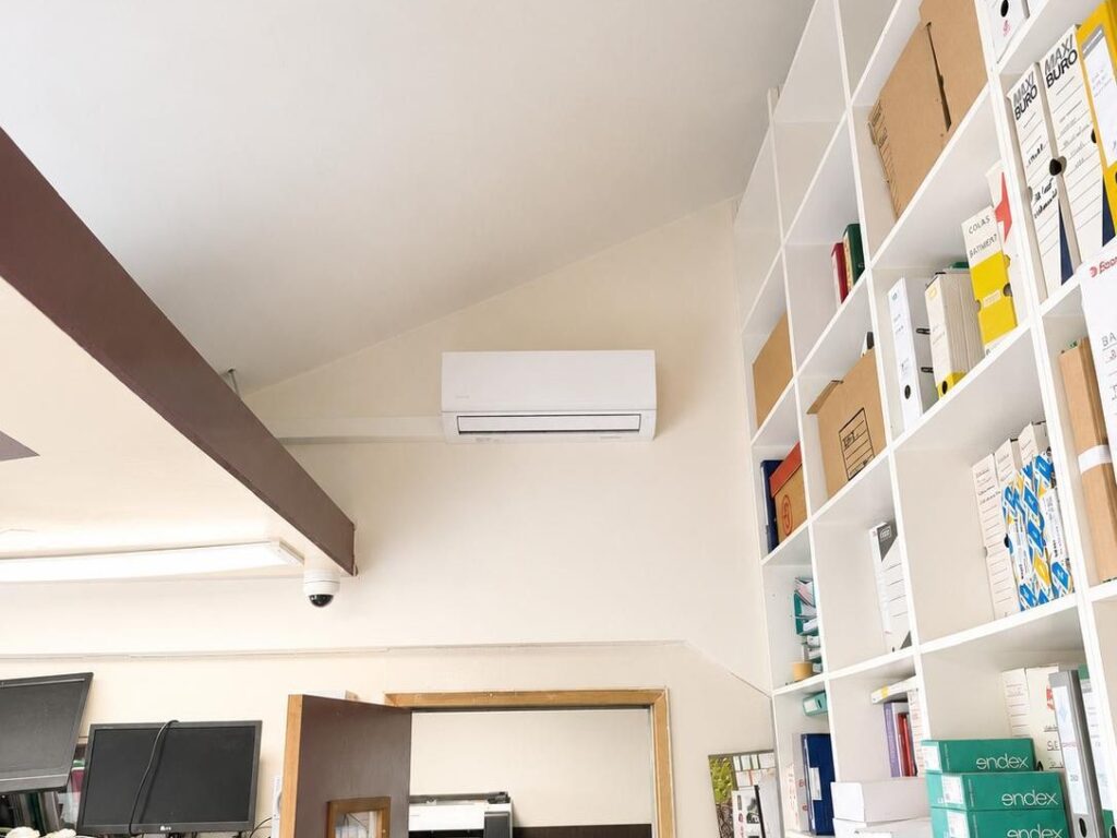Climatisation murale au-dessus d&rsquo;un meuble TV