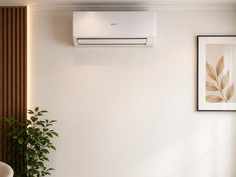Climatiseur mural blanc allumé affichant 17 degrés au-dessus d'une porte