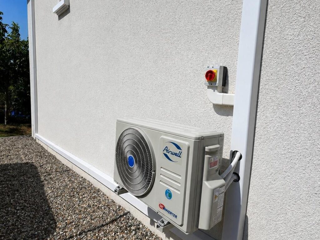 Climatisation murale installée au-dessus d&rsquo;une porte