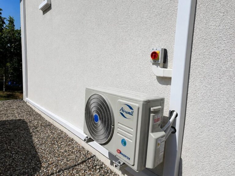 Unité intérieure de climatisation split blanche montée au-dessus d'une porte intérieure