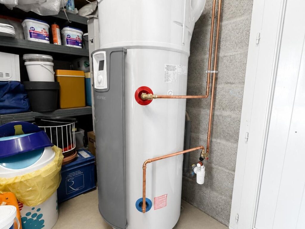 Climatisation murale dans un salon moderne
