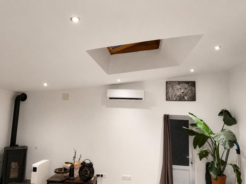 Salon avec climatisation, poêle et Velux
