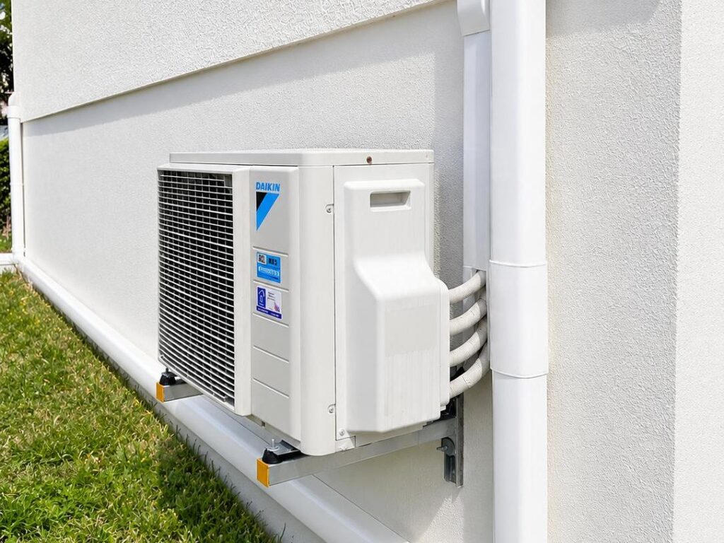 Daikin murale et goulottes blanches