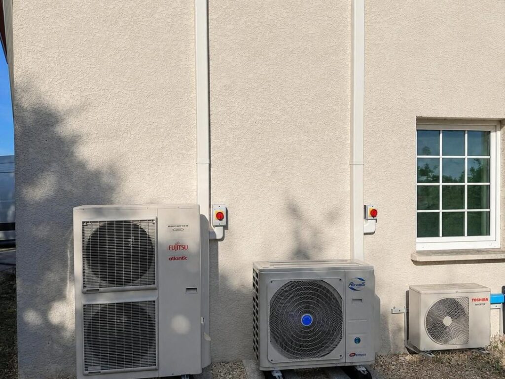 Façade avec trois groupes extérieurs