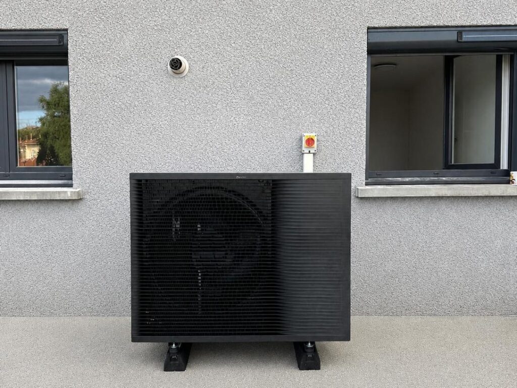 Unité extérieure Daikin anthracite en façade