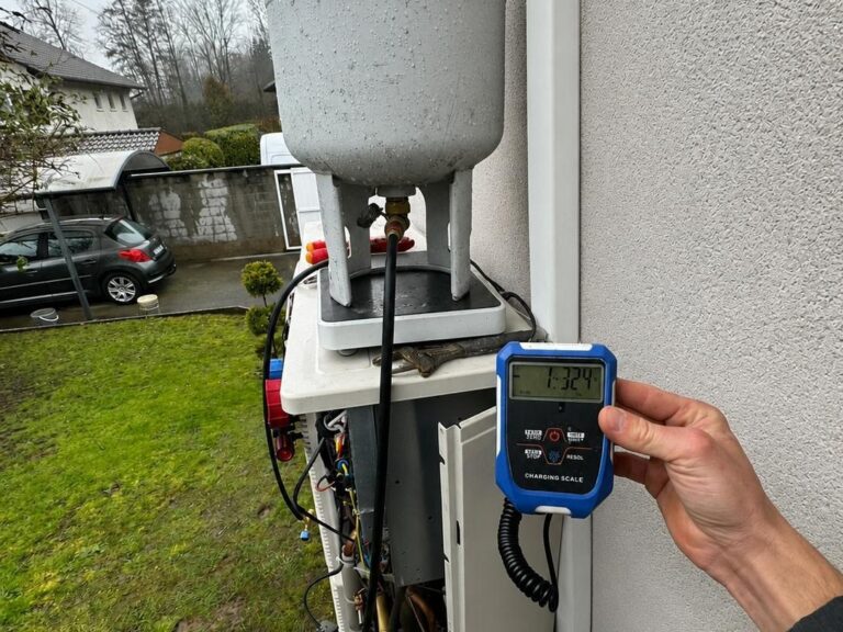 Recharge de fluide frigorigène avec balance de charge sur une unité extérieure