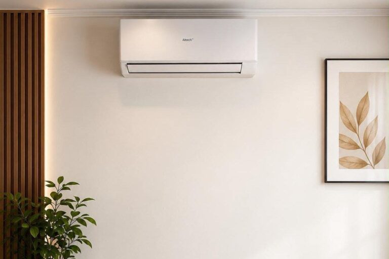 Unité intérieure murale de pompe à chaleur air/air installée dans un salon lumineux
